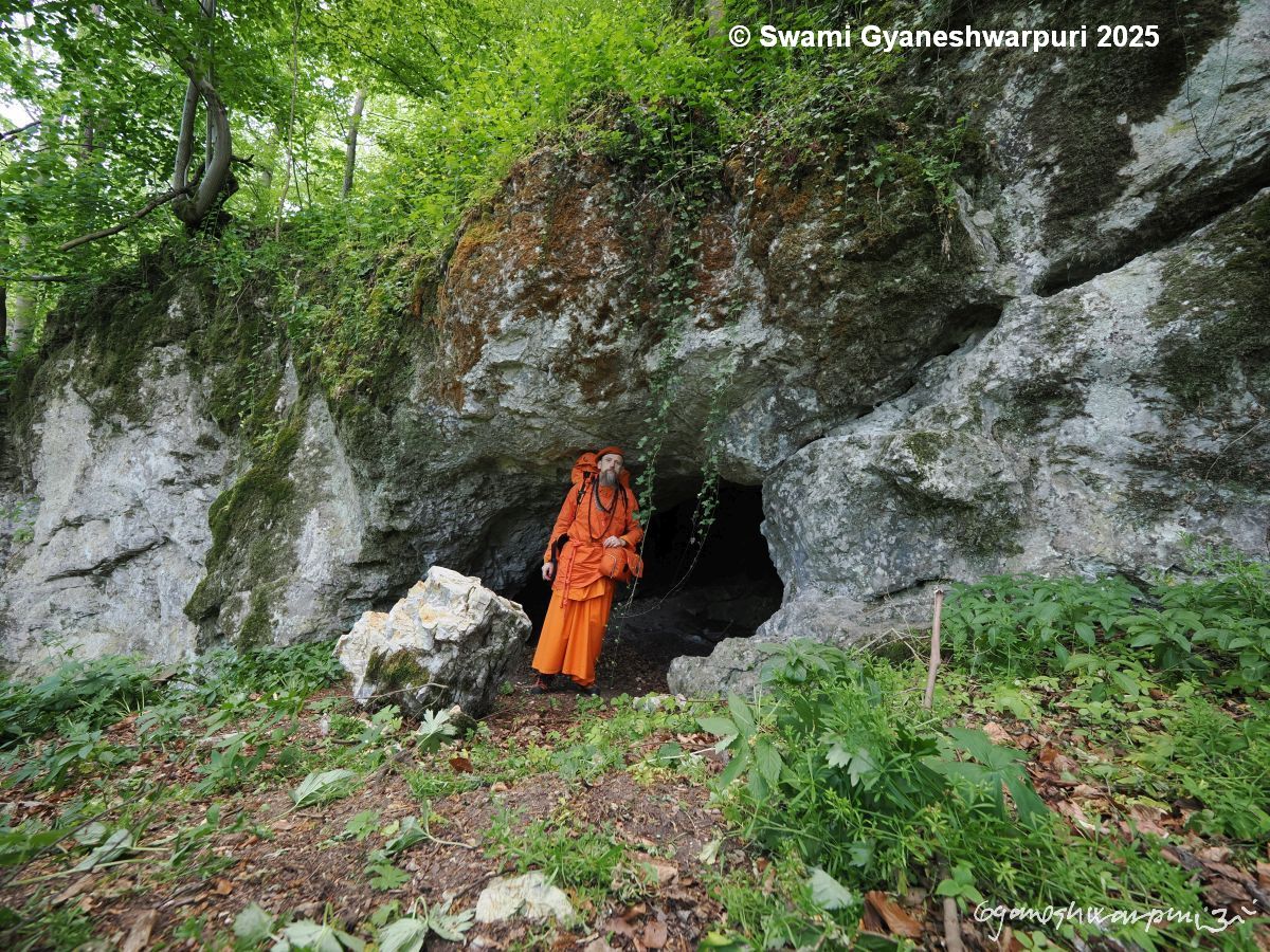 Žitného jeskyně ve Křtinském údolí. Foto: Svámí Gyaneshwarpuri, samospoušť (2025).